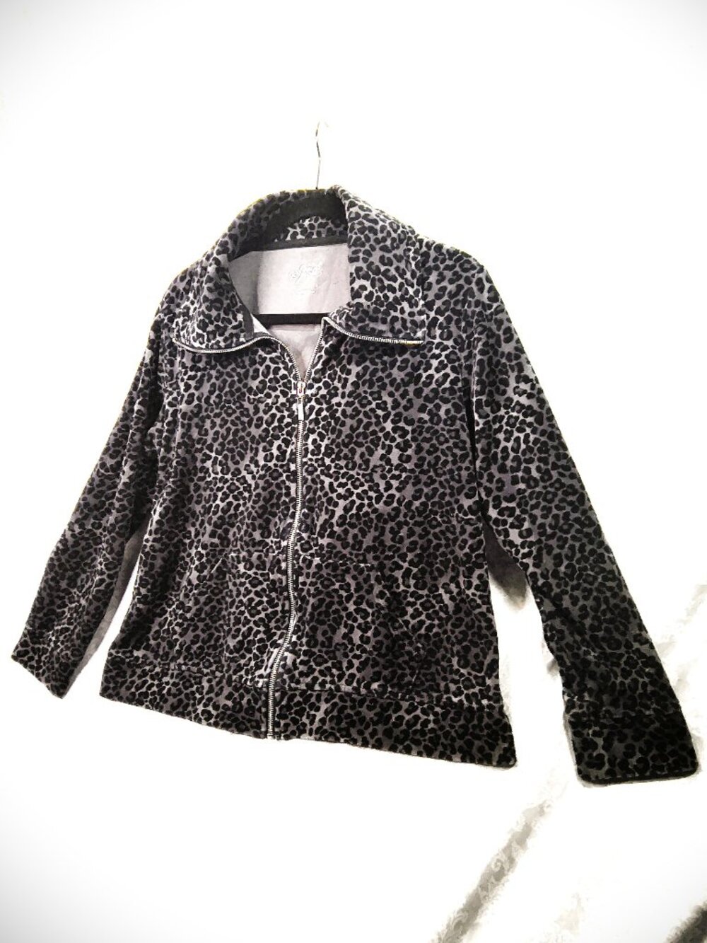 Light Style & Co Sport fuzzy Gray & Black leopard print front zip jacket -Size L